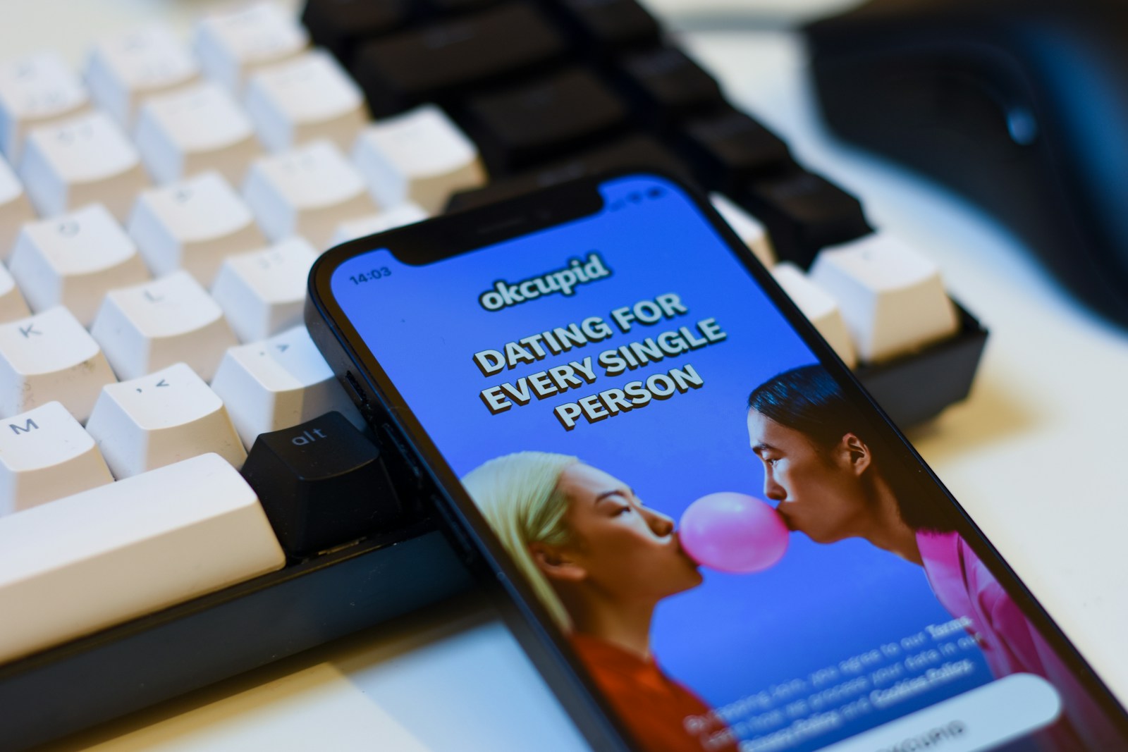 Online ismerkedés: Új trendek és rejtett buktatók